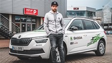 Liberecký hokejista Michal Birner se zapůjčenou škodovkou Liberecký hokejista Michal Birner se zapůjčenou škodovkou