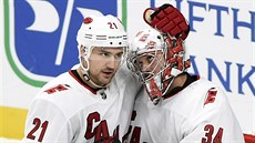 Petr Mrázek (34) z Caroliny přijímá gratulaci k vychytané výhře od spoluhráče... Petr Mrázek (34) z Caroliny přijímá gratulaci k vychytané výhře od spoluhráče...