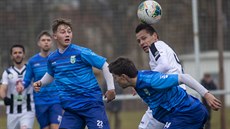 Momentka z přípravného duelu mezi Hradcem Králové (bílá) a Loko Vltavínem Momentka z přípravného duelu mezi Hradcem Králové (bílá) a Loko Vltavínem