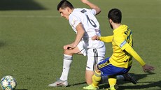 Kristi Qose z Karviné (vlevo) a Vachtang Čanturišvili ze Zlína v souboji o míč Kristi Qose z Karviné (vlevo) a Vachtang Čanturišvili ze Zlína v souboji o míč