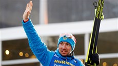 Ruský biatlonista Alexandr Loginov slaví triumf ve sprintu v Anterselv