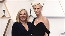 Charlize Theronová a její matka Gerda Maritzová na Oscarech (Los Angeles, 10....
