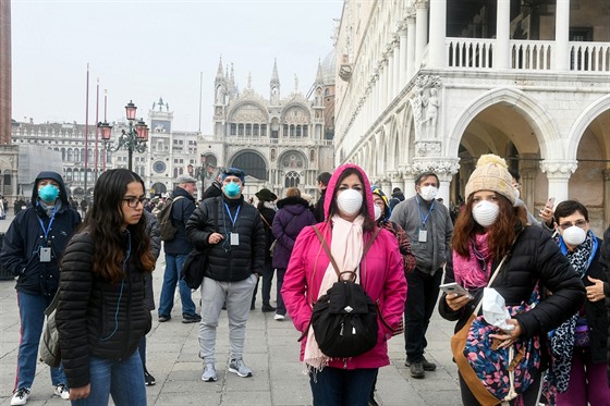 Turisté pijeli do Benátek na karneval, msto vak slavnosti zruilo zruilo...