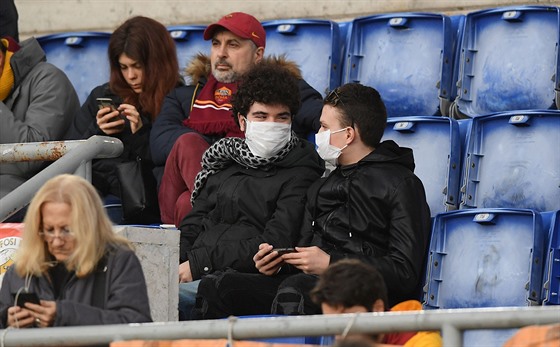 Nkteí diváci sledují zápas AS ím proti Lecce s roukami na tvái.