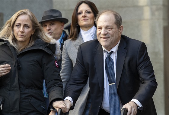 Porota Harveyho Weinsteina odsoudila za znásilnní a sexuální napadení. (21....