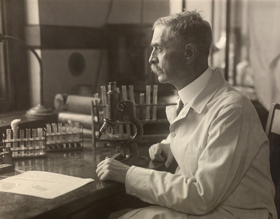 Karl Landsteiner ve své laboratoi