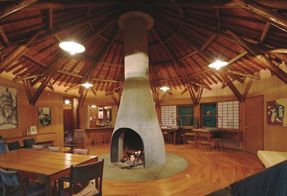 Cedrový krov v místnosti s centrálním krbem (Karuizawa, Nagano, 1962)