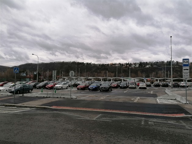 Na neoficiální parkoviště u nádraží Braník bylo možné se dostat pouze po přechodu pro chodce. MČ Praha 4 po několika stížnostech zmíněných také v médiích udělala nápravu. Parkoviště je již oficiální a má také vlastní bezpečný vjezd.