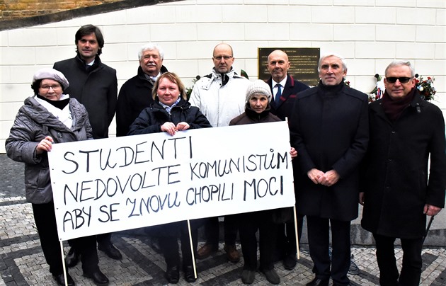 Pietní shromáždění u příležitosti 72. výročí pochodu studentů za svobodu a demokracii na Pražský hrad dne 25. února 1948 se dnes konalo v horní části Nerudovy ulice v Praze 1. Akci pořádal Senát Parlamentu ČR, Pražský akademický klub 48 a projekt Mene Tek