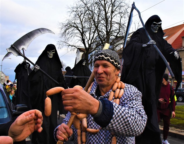 Masopustní veselí dorazilo i na Prahu 6, konal se zde již 26. ročník Břevnovského masopustu. V čele masopustního průvodu šlo několik smrtek s kosami, nechyběl ani medvěd, řezník rozdávající uzeniny nebo šašek.
