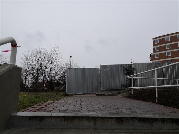 Takto vypadá chodník v Jinonicích cestou od metra. Je zaterasen stavbou UK i na pozemku města. Chodí tudy denně hlavně děti do školky a školy. Musí se to obcházet bahnem nebo až daleko po chodníku.