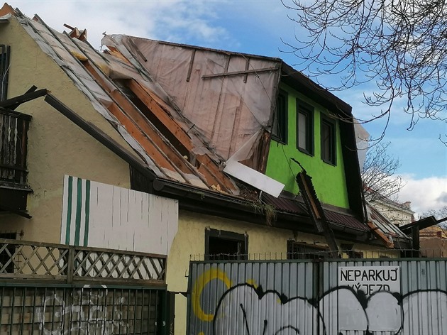 Budova restaurace Nagano '98 v Nádražní ulici se už demoluje.