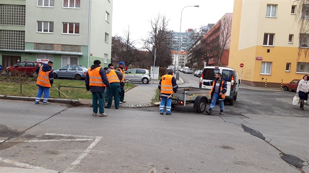 V Praze začaly již jarní úkludy. Dnes bylo úklidovou četu vidět v Praze 4-Krči na Sídlišti Zelená Liška.