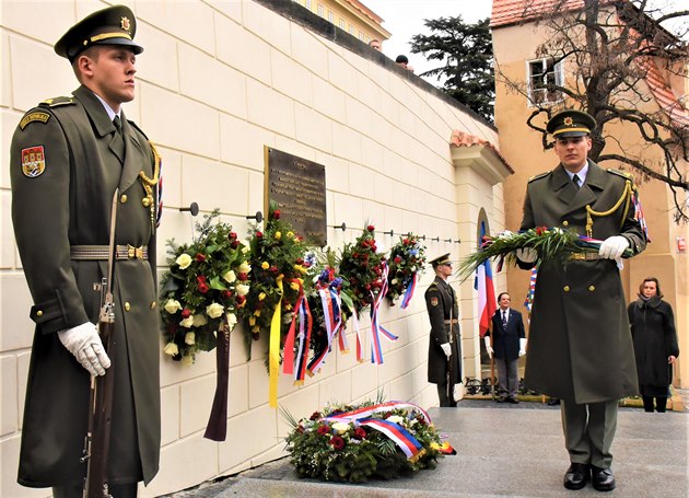 Pietní shromádní u píleitosti 72. výroí pochodu student za svobodu a demokracii na Praský hrad dne 25. února 1948 se dnes konalo v horní ásti Nerudovy ulice v Praze 1. Akci poádal Senát Parlamentu R, Praský akademický klub 48 a projekt Mene Tek