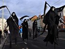 Masopustní veselí dorazilo i na Prahu 6, konal se zde již 26. ročník Břevnovského masopustu. V čele masopustního průvodu šlo několik smrtek s kosami, nechyběl ani medvěd, řezník rozdávající uzeniny nebo šašek.
Masopustní veselí dorazilo i na Prahu 6, konal se zde již 26. ročník Břevnovského masopustu. V čele masopustního průvodu šlo několik smrtek s kosami, nechyběl ani medvěd, řezník rozdávající uzeniny nebo šašek.