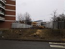Takto vypadá chodník v Jinonicích cestou od metra. Je zaterasen stavbou UK i na pozemku města. Chodí tudy denně hlavně děti do školky a školy. Musí se to obcházet bahnem nebo až daleko po chodníku. Takto vypadá chodník v Jinonicích cestou od metra. Je zaterasen stavbou UK i na pozemku města. Chodí tudy denně hlavně děti do školky a školy. Musí se to obcházet bahnem nebo až daleko po chodníku.