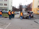V Praze začaly již jarní úkludy. Dnes bylo úklidovou četu vidět v Praze 4-Krči na Sídlišti Zelená Liška. V Praze začaly již jarní úkludy. Dnes bylo úklidovou četu vidět v Praze 4-Krči na Sídlišti Zelená Liška.
