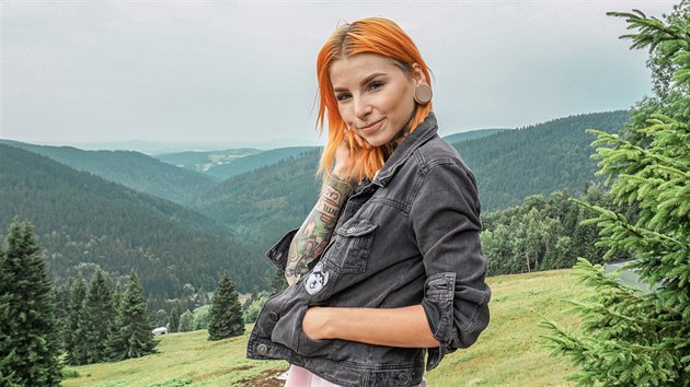 Dewii, občanským jménem Karolína Rathousová Dewii, občanským jménem Karolína Rathousová