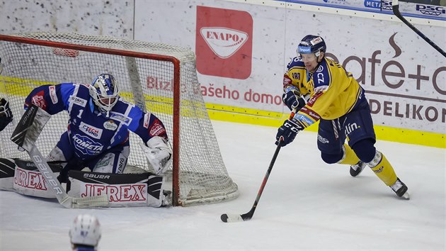 Zlínský Pavel Kubiš (vpravo) vyjíždí s pukem zpoza branky Brna. Zlínský Pavel Kubiš (vpravo) vyjíždí s pukem zpoza branky Brna.