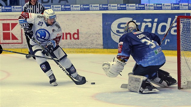 Jedním z propíraných zápasů byl nedělní souboj Plzně (v bílém) proti Kladnu. Fandové spekulovali, zda plzeňský šéf Martin Straka „nepomůže“ naganskému kolegovi Jaromíru Jágrovi, který bojuje s Kladnem o záchranu. Plzeň zvítězila 8:5. Jedním z propíraných zápasů byl nedělní souboj Plzně (v bílém) proti Kladnu. Fandové spekulovali, zda plzeňský šéf Martin Straka „nepomůže“ naganskému kolegovi Jaromíru Jágrovi, který bojuje s Kladnem o záchranu. Plzeň zvítězila 8:5.