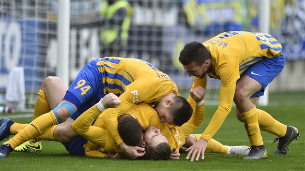 Opavští fotbalisté se radují z branky na zádech ležícího Reného Dediče. Opavští fotbalisté se radují z branky na zádech ležícího Reného Dediče.