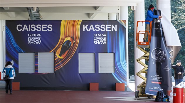 Dělnici rozebírají expozice na výstavišti Palexpo, kde se měl od 3. března... Dělnici rozebírají expozice na výstavišti Palexpo, kde se měl od 3. března...