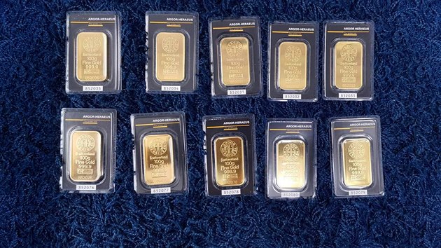 Během razie ve společnosti J.O. Investment s. r. o. kriminalisté zabavili... Během razie ve společnosti J.O. Investment s. r. o. kriminalisté zabavili...