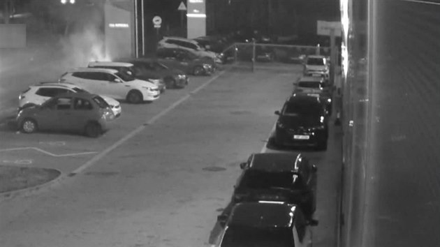 Opilá žena řádila u autosalonu, jeden vůz zapálila Opilá žena řádila u autosalonu, jeden vůz zapálila