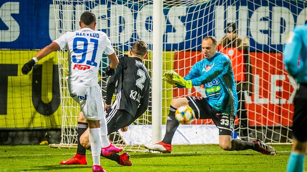 Budějovický brankář Jaroslav Drobný likviduje střelu ostravského Dyjana Carlose... Budějovický brankář Jaroslav Drobný likviduje střelu ostravského Dyjana Carlose...