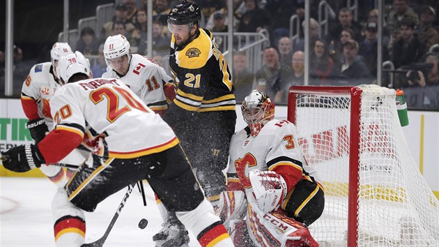 Brankář Calgary David Rittich v nepřehledné situaci v utkání proti Bostonu,... Brankář Calgary David Rittich v nepřehledné situaci v utkání proti Bostonu,...