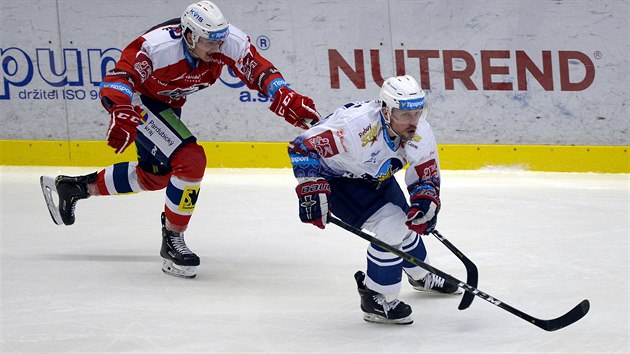 Pardubický hokejista Matej Paulovič (vlevo) stíhá kladenského Petra Vampolu. Pardubický hokejista Matej Paulovič (vlevo) stíhá kladenského Petra Vampolu.
