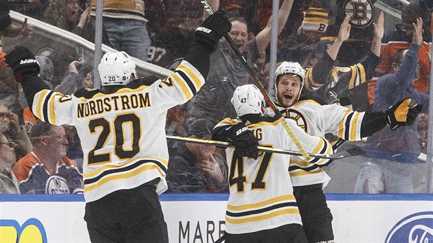 Joakim Nordström (20), Torey Krug (47) a David Pastrňák (88) slaví vítězný gól... Joakim Nordström (20), Torey Krug (47) a David Pastrňák (88) slaví vítězný gól...
