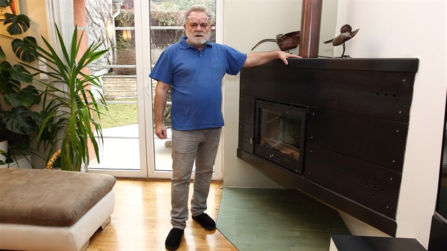 Rohová krbová kamna z válcovaného plechu navrhovala Václavova žena, která je... Rohová krbová kamna z válcovaného plechu navrhovala Václavova žena, která je...