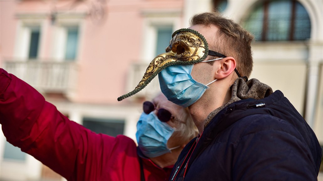 Návtvníci slavného festivalu v italských Benátkách oblékli krom tradiních...