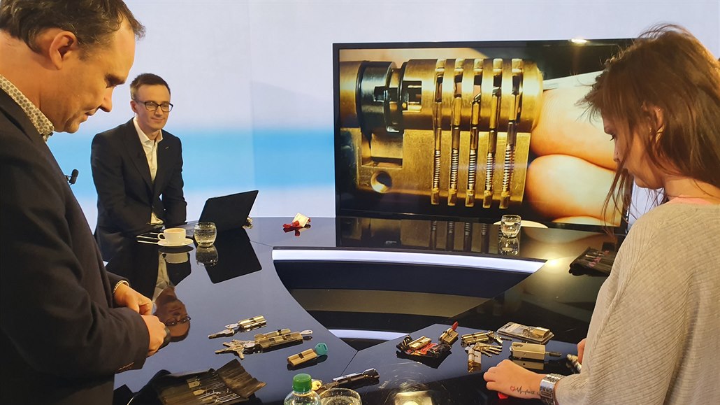 Nikol Ivanovová, šéfka Asociace českých lockpickerů a Karel Burian, 2.... Nikol Ivanovová, šéfka Asociace českých lockpickerů a Karel Burian, 2....