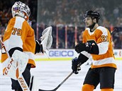 Scott Laughton (vpravo) z Philadelphie slav svj gl proti Winnipegu s...