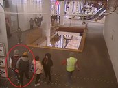 Agresory zachytila bezpečnostní kamera. Agresory zachytila bezpečnostní kamera.