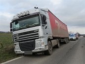 Nehoda dvou kamionů mezi obcemi Městec a Slavětín nad Metují na Náchodsku. (19.... Nehoda dvou kamionů mezi obcemi Městec a Slavětín nad Metují na Náchodsku. (19....
