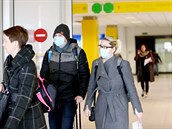 Na letišti je pro cestující přítomen lékař a v pohotovosti jsou i záchranáři. Na letišti je pro cestující přítomen lékař a v pohotovosti jsou i záchranáři.