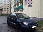 Řidič zásobování rozmazal chlebíček a zákusek na sklo překážejícího auta. Řidič zásobování rozmazal chlebíček a zákusek na sklo překážejícího auta.