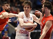 esk basketbalista Vt Krej pronik mezi Dny Darkem Jukiem (vlevo) a...