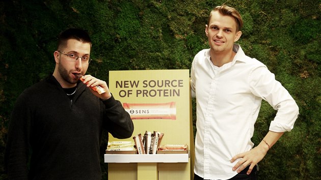 Radek Huek (vpravo) a Daniel Vach zaloili firmu Sens Food vyrbjc jdla z cvrk ped temi lety