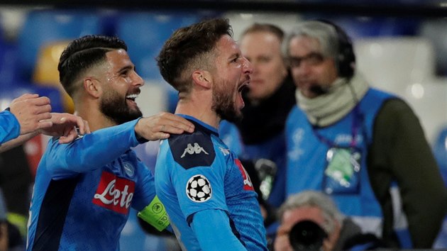 EMOCE. Dries Mertens ki pot, co vstelil gl do st Barcelony. Objm ho spoluhr z Neapole Lorenzo Insigne.