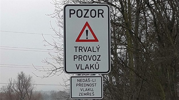 Takovéto cedule společnost AŽD Praha nainstalovala u železničních přejezdů v Zaječicích a Bedřichově Světci na Mostecku po zkušenostech s řidiči, kteří po obnovení pravidelného provozu na Švestkové dráze ohrozili projíždějící vlak.