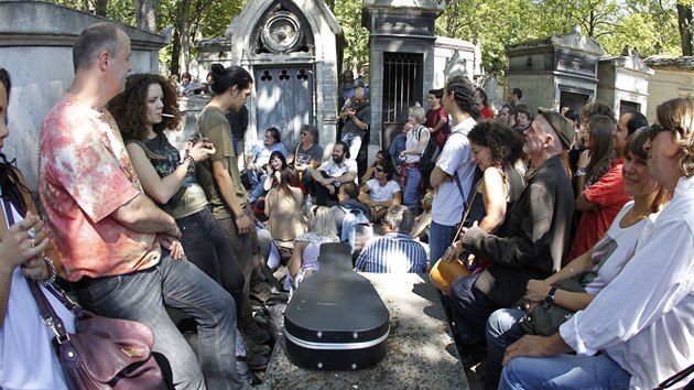 U hrobu Jima Morrisona se v den 40. výročí jeho smrti sešly stovky lidí.