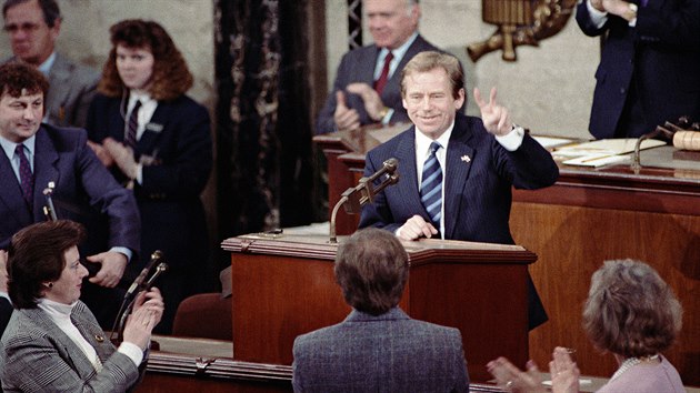 Vclav Havel pedvd sv typick vko chvli pedtm, ne zane hovoit ped americkm Kongresem. Jeho projev k zkonodrcm veel do djin. (21. nora 1990)