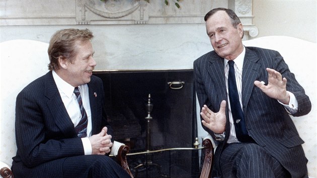 Vclav Havel se den ped slavnm projevem k americkm kongresmanm setkal v Blm dom s prezidentem Georgem Bushem. (20. nora 1990)