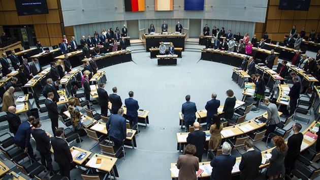 Poslanci nmeckho Bundestagu vnuj minutu ticha obtem toku v nmeckm mst Hanau, kde tonk se zejm krajn pravicovm motivem spustil stelbu. Zabil devt lid. (20. nora 2020)