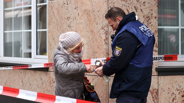 Policista pomh en zaplit svku ped ia barem v nmeckm mst Hanau, kde tonk se zejm krajn pravicovm motivem spustil stelbu. Zabil devt lid. (20. nora 2020)