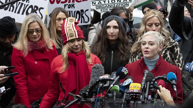 Hereka Rose McGowanov (vpravo), kter jako jedna z prvn vznesla obvinn proti americkmu producentovi Harveymu Weinsteinovi. (21. nora 2020)